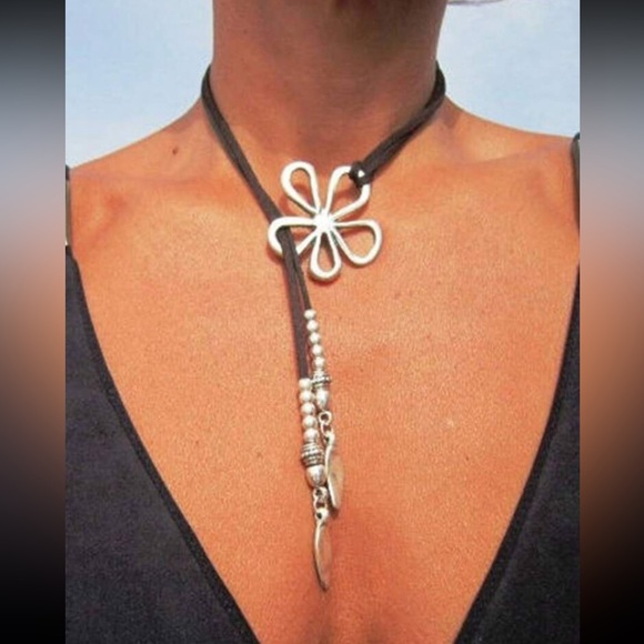 Free People Jewelry - Silver flower pendant S212